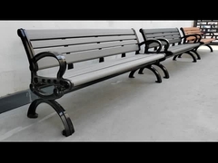 Σύνθετο ρουστίκ εξωτερικό ξύλινο παγκάκι κήπου με πεταμένα αλουμίνιο άκρα